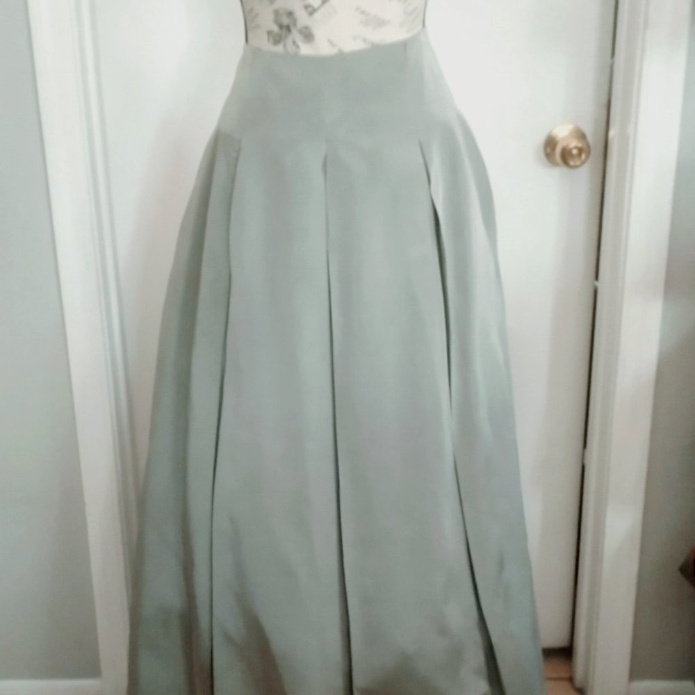 BEAUTIFUL SILVERY GRAY CACHE SKIRT , SIZE 12